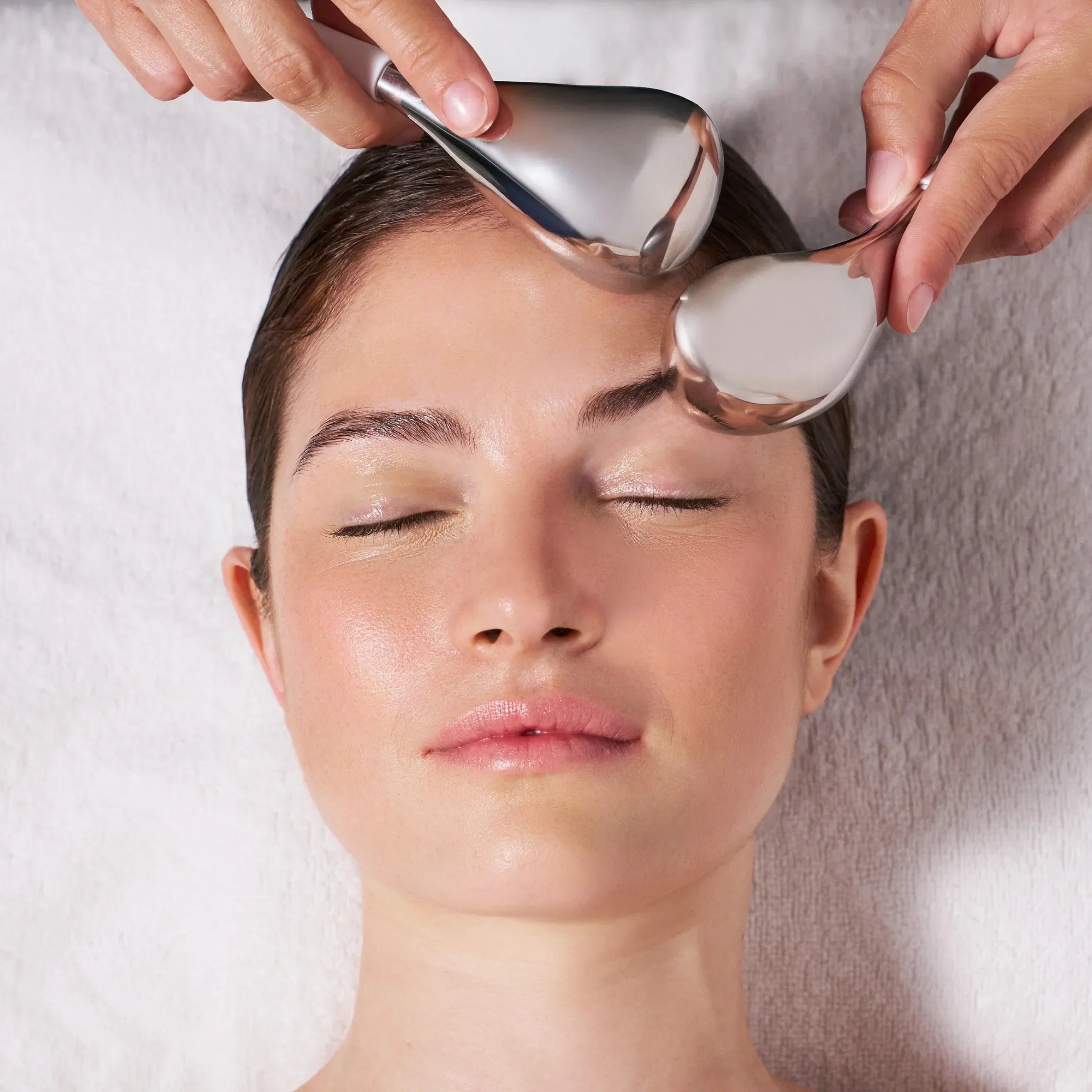 Comment prendre soin de son regard au quotidien : gestes, produits et astuces beauté