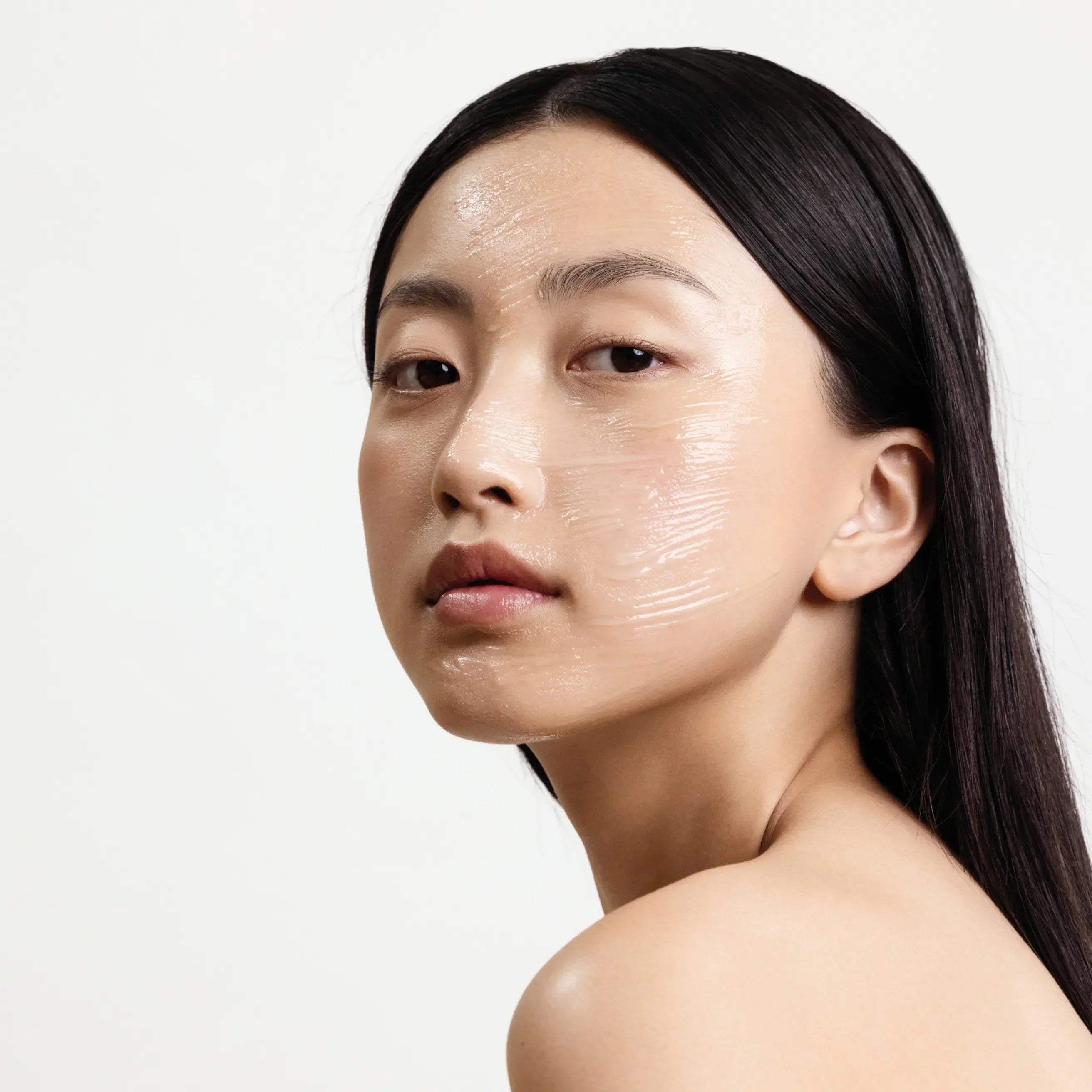 Gommage mécanique ou gommage enzymatique : lequel choisir pour votre peau ?