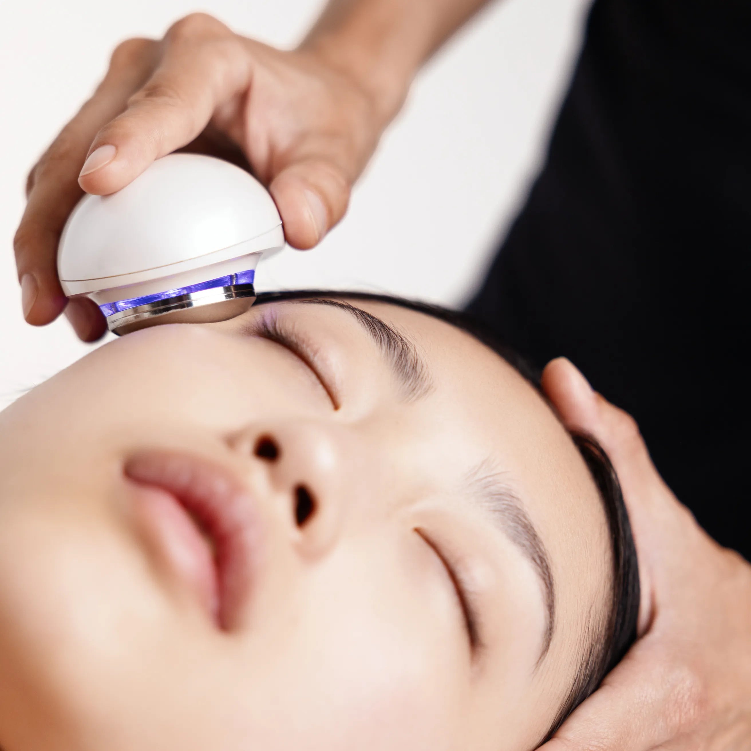 Relùchement cutané : comment raffermir son visage ?